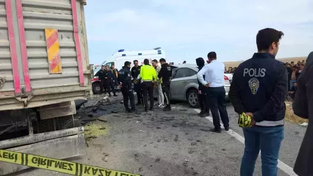 Aksaray'da otomobil kamyona çarptı