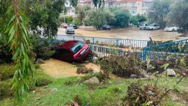 Foça'da sel sonrası sokaklarda bir otomobil