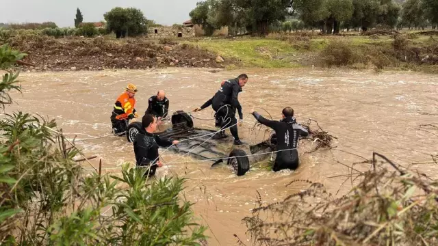 Sel sonrası Foça'da ekiplerin çalışması