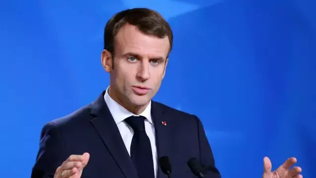 Macron çevrim içi konuşma yaparken