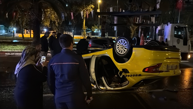İstanbul'da sağanak nedeniyle yol çöktü, taksi ters döndü