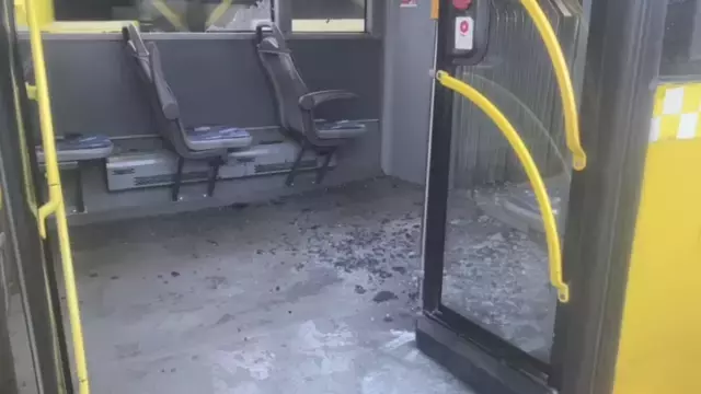 Bariyerlere çarpan otobüsün hasar görüntüsü