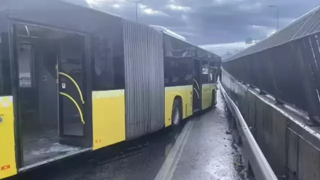 Uzunçayır D-100'de bariyerlere çarpan İETT otobüsü