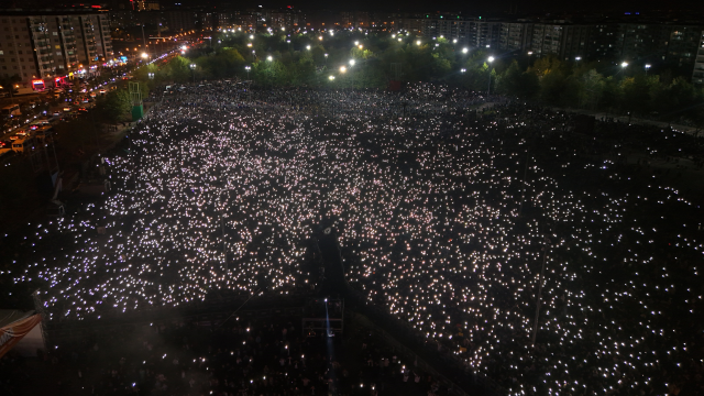 Belediye eş başkanları Koma Amed konserinde halay çekti