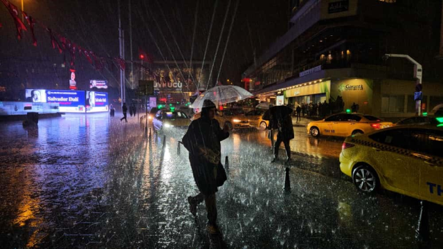 Bir anda bastırdı! Megakent yağışa teslim oldu, yollar göle döndü