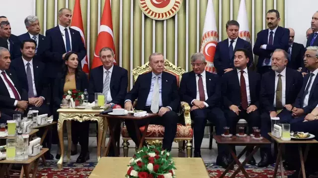 Ahmet Davutoğlu konuşuyor