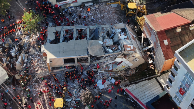 Gebze'de yıkılan binada zamanla mücadele! Etrafındaki 8 bina mühürlendi