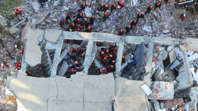Gebze'de yıkılan binada zamanla mücadele! Etrafındaki 8 bina mühürlendi