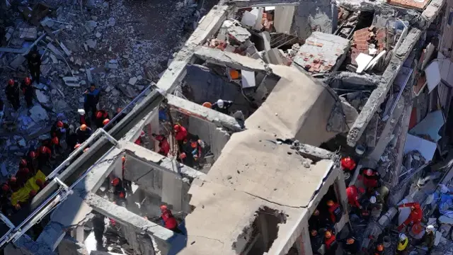 Eczane sahibi saha incelemesi yaparken