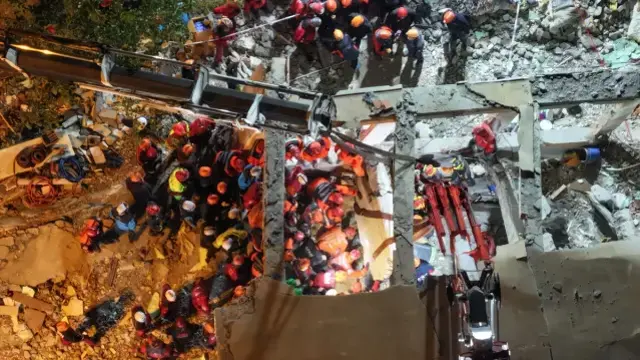 Enkaz kaldırma çalışmaları gece boyunca sürdü