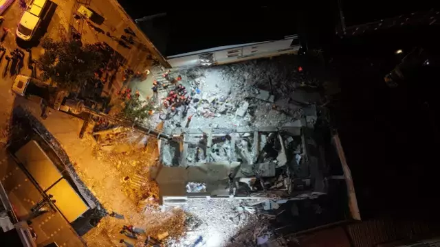 Yetkililer saha çalışmasını takip ediyor