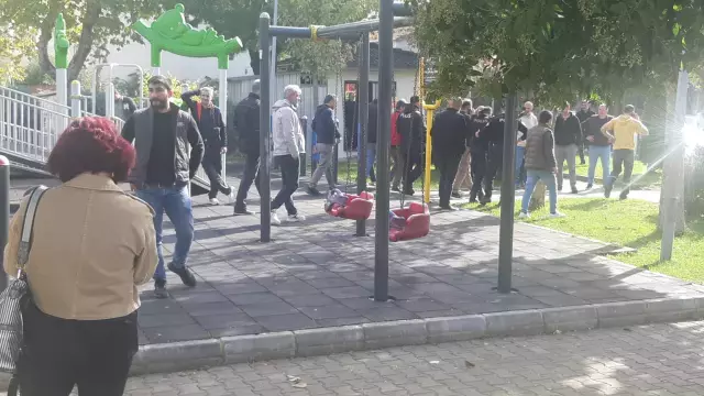 Oturma odasında eşini vahşice katletti