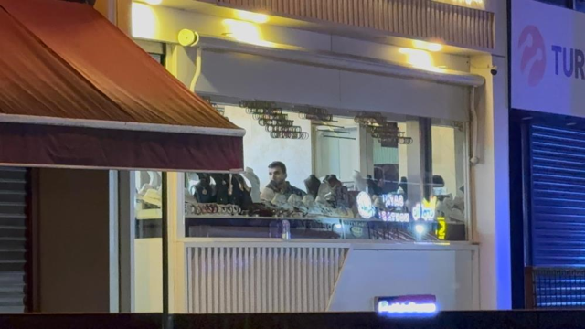 Tahliye edilen dükkân önünde görevli ekipler