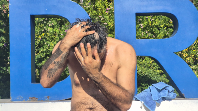 Bodrum'da susuzluğu protesto etmek amacıyla meydanda duş aldı