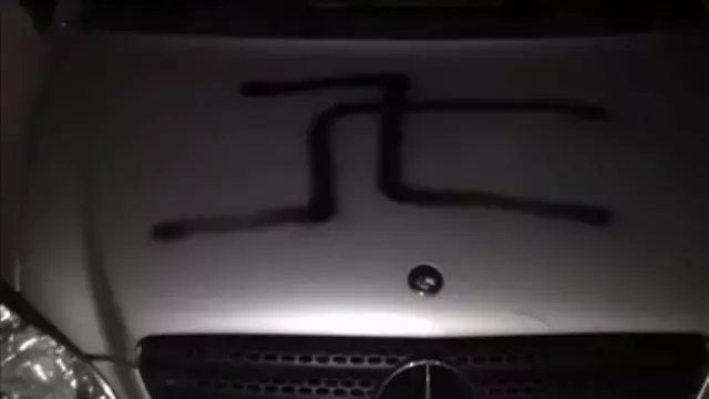 Arabaların üzerine insan kanıyla gamalı haç çizdiler