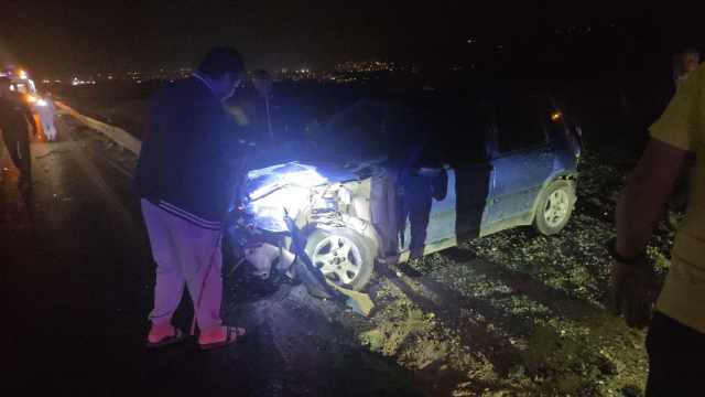 Kendiliğinden yola çıkan otomobil, yolcu otobüsüyle çarpıştı