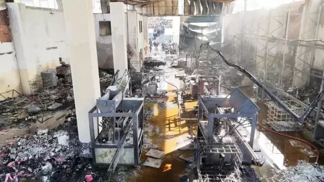 Fabrika içinde yangından kalan izler