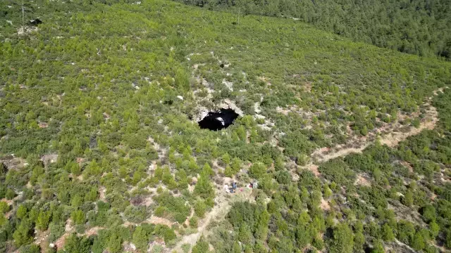 Fenomen 'İner çıkamazsın dedikleri 90 metrelik çukura indi! Aşağı gördükleri korkunç