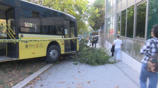 Beşiktaş'ta İETT otobüsü kaldırıma çıktı: Kalp krizi geçiren şoför hayatını kaybetti