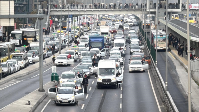 Saat 9'u 5 geçe Türkiye'de hayat durdu