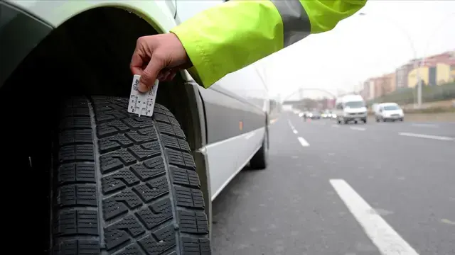 Kış lastiği değişimi yapan servis