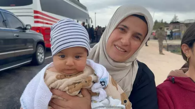 Cumhurbaşkanı Erdoğan kucağında bebekle sohbet ederken