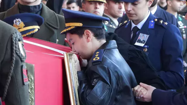 Şehit Pilot Yarbay Gökhan Korkmaz'ın oğlundan babasını ebediyete böyle uğurladı