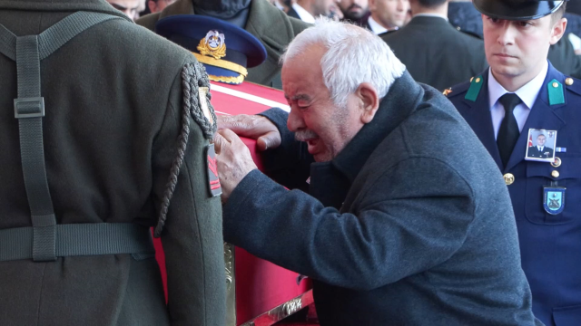 Şehit Pilot Yarbay Gökhan Korkmaz'ın oğlundan babasını ebediyete böyle uğurladı