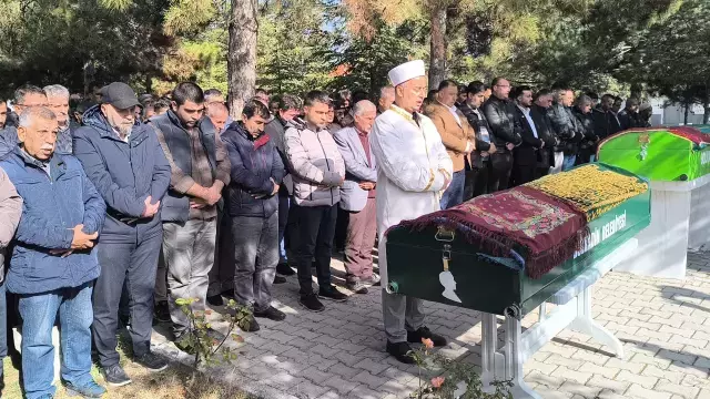 Hastane önünde sağlık ekipleri