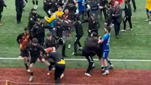 Futbol sahası ringe döndü, tam 24 kırmızı kart