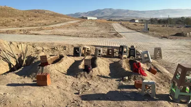 Zehirlenerek ölen anne ve 2 çocuğunun yan yana defnedildiği mezarlar görenlerin için sızlattı