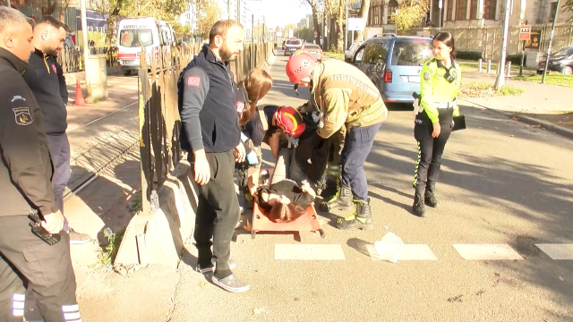 Beyoğlu'nda tramvayın motosiklete çarpma anı