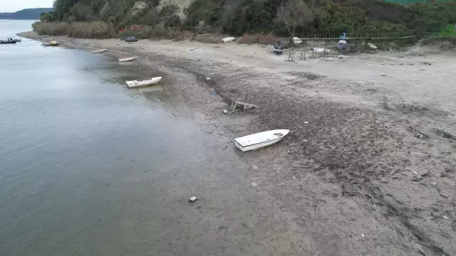 İstanbul için tehlike çanları: Sular çekildi, gemiler karaya oturdu