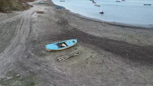 İstanbul için tehlike çanları: Sular çekildi, gemiler karaya oturdu
