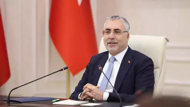 Bakan Işıkhan asgari ücret açıklaması yaparken