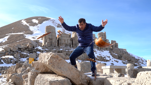 Türkücü Aydın Aydın yapay zekaya savaş açıp sazını taşa vurup kırdı