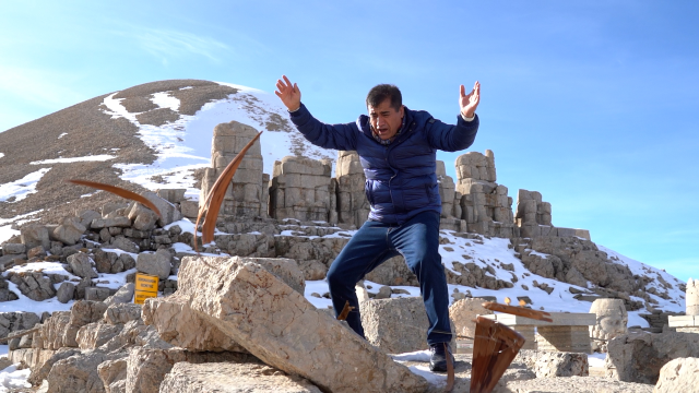 Türkücü Aydın Aydın yapay zekaya savaş açıp sazını taşa vurup kırdı