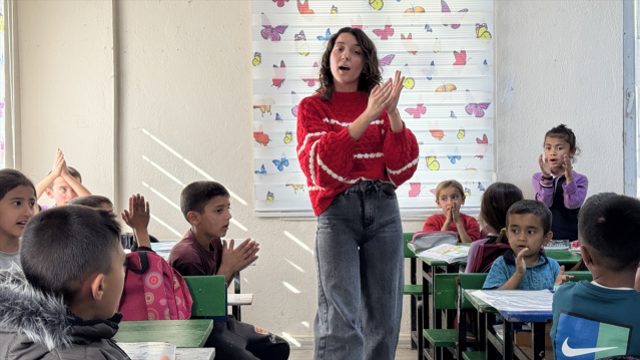 25 yaşındaki Derya öğretmen, okulunun hem müdürü hem öğretmeni hem de hizmetlisi