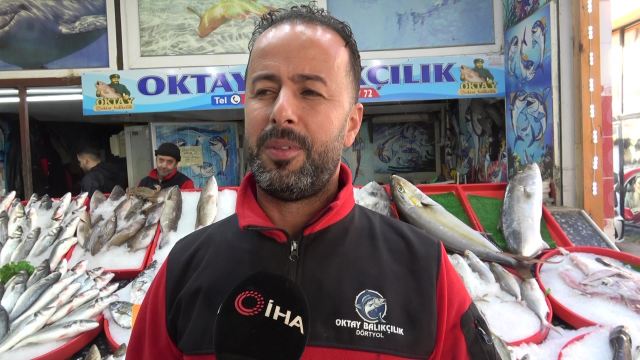 Hatay'da Balıkçılar Dev Kılıç Balığı Yakaladı: 65 Bin TL'ye Satıldı