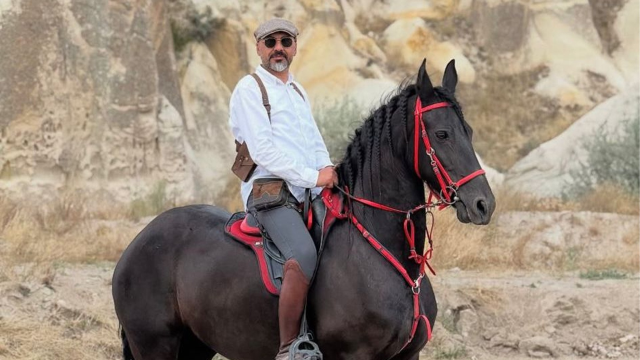 Atıyla gezerken elektrik direğine çarpa adam hayatını katbetti