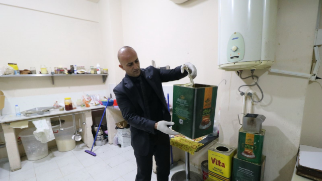 Tatlı imalathanesinde mide bulandıran görüntüler: Burası pislik içinde