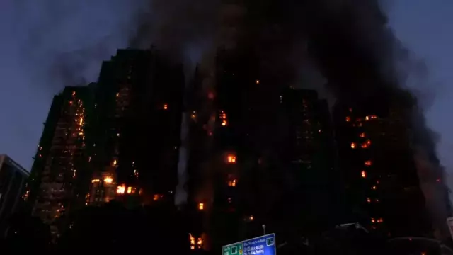 Hong Kong'da dev yangın! 2 bin dairelik site alev alev yanıyor, mahsur kalanlar var