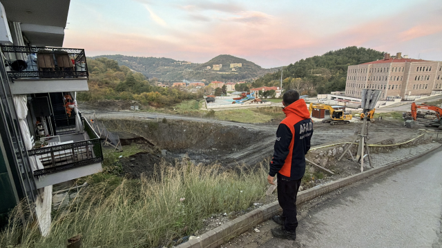 Güvenlik şeridi ve kapatılan girişler