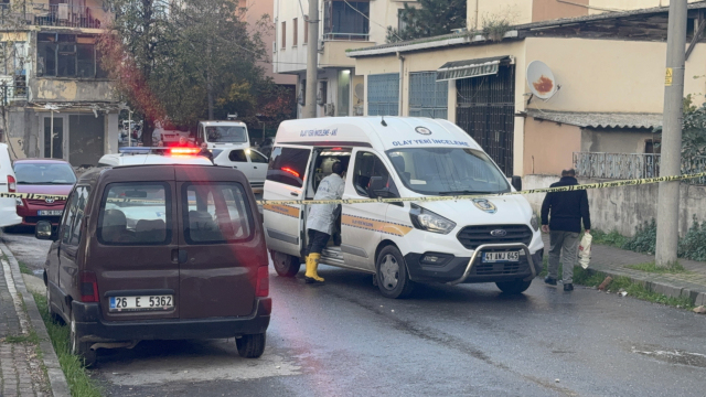 Önce bıçak çekti, sonra binayı yaktı: İşçiler alevlerden çarşaf bağlayarak kurtuldu