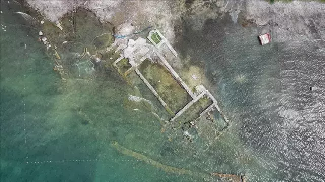 İznik'teki ayinde Papa'nın arkasında duran din adamı