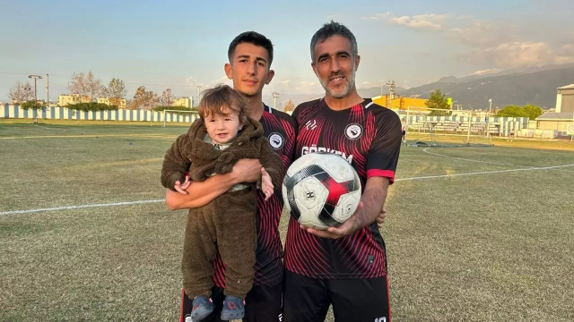 Baba-oğul aynı takımda oynuyorlar