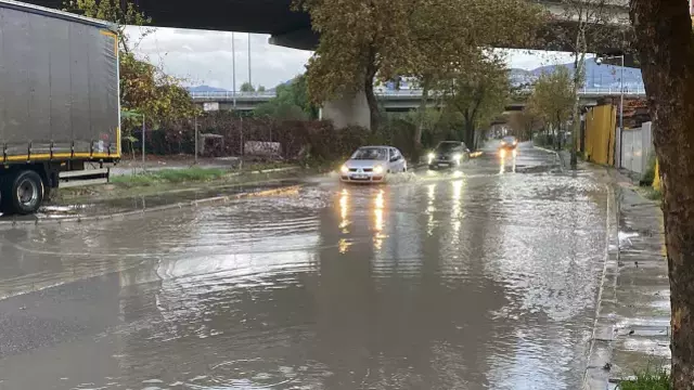 Sarı kodla uyarılan kentte denizle kara birleşti, tarihi çarşı göle döndü