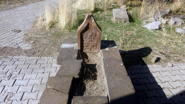 Altın bulmak için 600 yıllık mezarları kazıp kemikleri çıkardılar