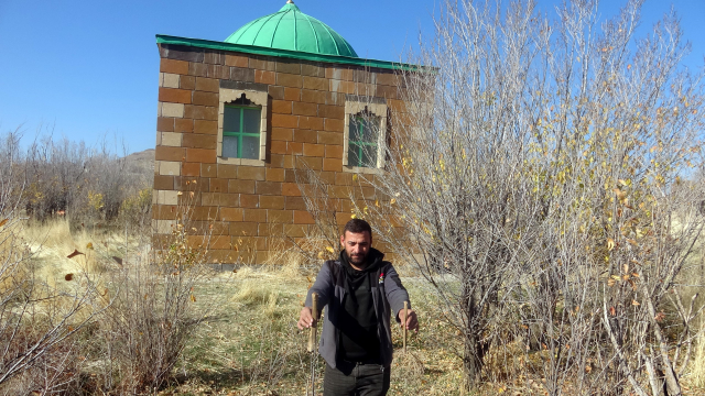 Altın bulmak için kazdıkları tarihi mezarlıktan kemik çıkardılar