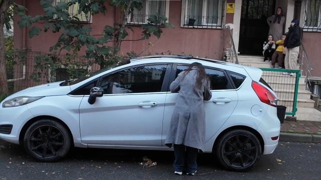Bebeği arabada, otomobilin ve dairenin anahtarını da evde unuttu